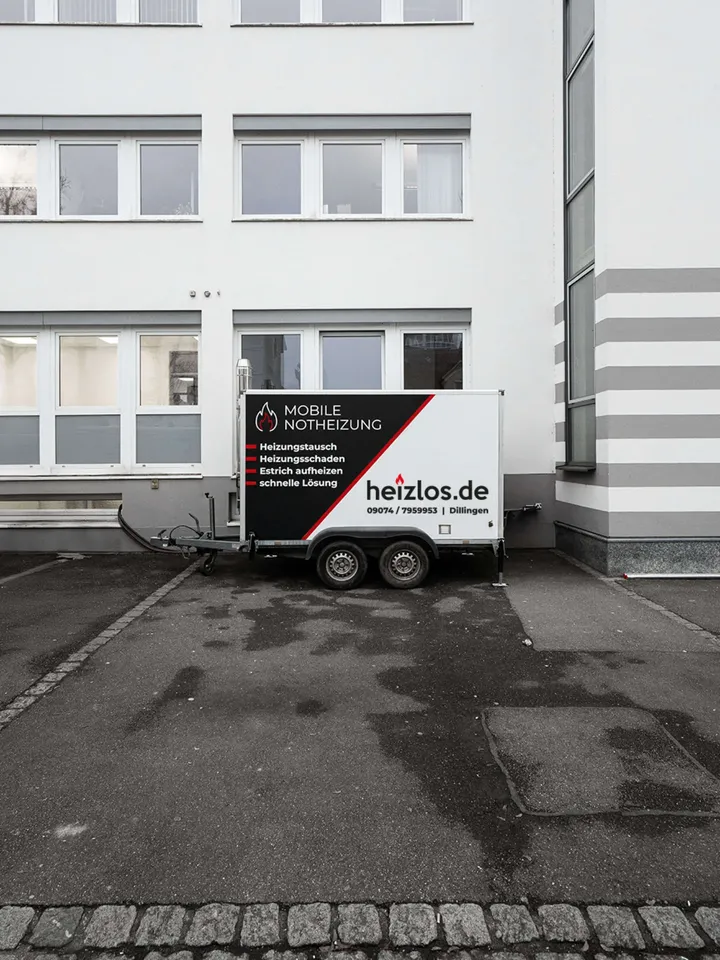 Heizcontainer 170 kW von heizlos.de im Dauerbetrieb während einer Heizungssanierung an einem Gewerbeobjekt
