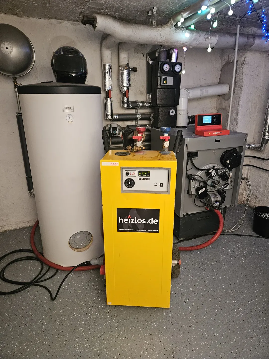 Mobiler Heizungsanhänger 70 kW von heizlos.de im Notfall-Einsatz vor einem Mehrfamilienhaus in Dillingen